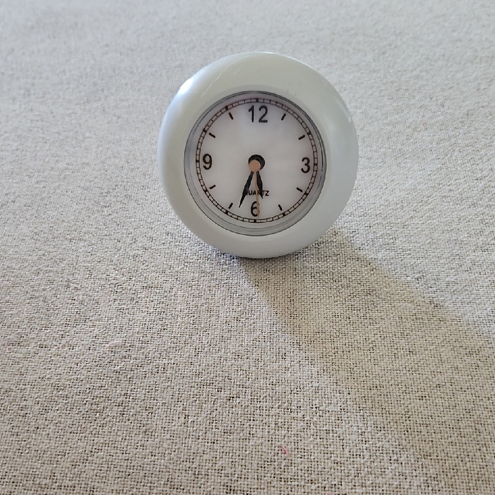 Quartz White Round Wall Accent Clock - Unbranded